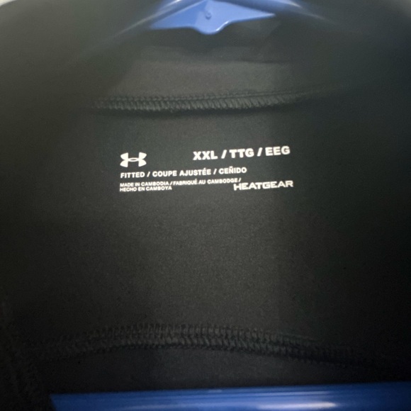 UNDER ARMOR SPORTS TOP - Picture 14 of 14